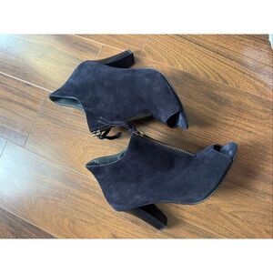 Paul Green 5.5 Malory/Mallory peep-toe ankle bootie in black suede with a gold z